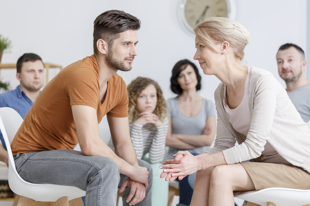  Treating meth addiction with family therapy sessions.